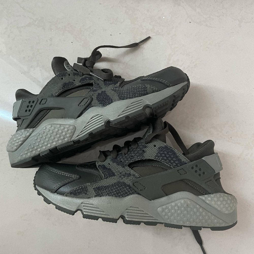 Nike olive green huarache